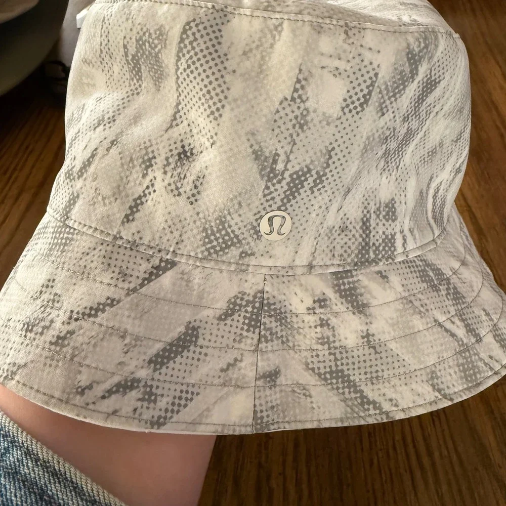 Lululemon‎ Reversible Bucket Hat White Gray Abstract Print Festival Travel
